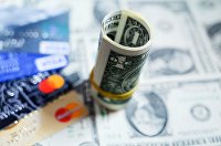 Не все переводы на карту одинаково полезны " Денежные купюры США и банковские карты международных платежных систем VISA