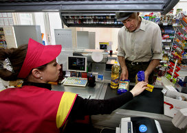 Покупатель в продуктовом магазине Покупатель в продуктовом магазине